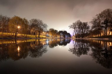 Gece görünümü göl ve park. Odessa, Ukrayna city park Panoraması