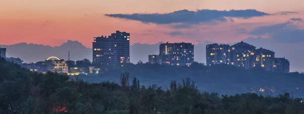 夕暮れ時の夕方の都市のパノラマ ウクライナ オデッサ市 — ストック写真