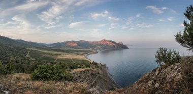  Akşam alacakaranlık üzüm bağları ile Dağları'nın eteklerinde sakin bir koyda. Kırım Güney sahil görünümü.