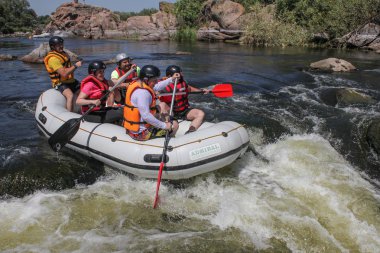 Mygiya / Ukrayna - 22 Temmuz 2018: grup etkinliği rafting Güney Bug Nehri Ukrayna su zevk maceraperest. Arkadaşlar ya da aile yaz aylarında nehir üzerinde ile aşırı aktif dinlenme.