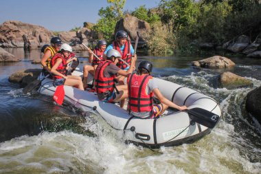 Mygiya / Ukrayna - 22 Temmuz 2018: grup etkinliği rafting Güney Bug Nehri Ukrayna su zevk maceraperest. Arkadaşlar ya da aile yaz aylarında nehir üzerinde ile aşırı aktif dinlenme.