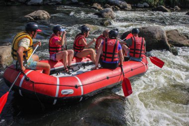 Mygiya / Ukrayna - 22 Temmuz 2018: grup etkinliği rafting Güney Bug Nehri Ukrayna su zevk maceraperest. Arkadaşlar ya da aile yaz aylarında nehir üzerinde ile aşırı aktif dinlenme.