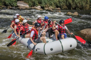 Mygiya / Ukrayna - 22 Temmuz 2018: grup etkinliği rafting Güney Bug Nehri Ukrayna su zevk maceraperest. Arkadaşlar ya da aile yaz aylarında nehir üzerinde ile aşırı aktif dinlenme.