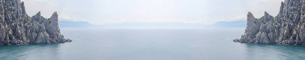 Légi panorámás kilátás nyílik a vad beach és a sziklák: Crimea, Fekete-tenger — Stock Fotó