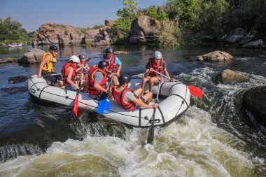 Mygiya / Ukrayna - 22 Temmuz 2018: grup etkinliği rafting Güney Bug Nehri Ukrayna su zevk maceraperest. Arkadaşlar ya da aile yaz aylarında nehir üzerinde ile aşırı aktif dinlenme.