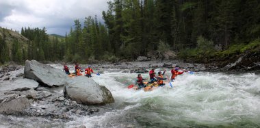 Altay Cumhuriyeti / Rusya - 30 Haziran 2016: Extreme Bashkaus nehirde rafting, aşırı sporcular zor türbin hızlı bir katamaran üzerinde Rusya, Altay Cumhuriyeti gidin. Altay, temiz hava 
