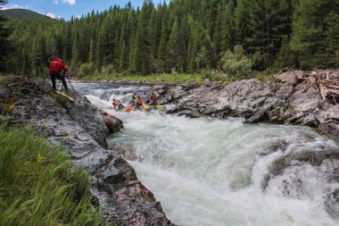 Altay Cumhuriyeti / Rusya - 30 Haziran 2016: Extreme Bashkaus nehirde rafting, aşırı sporcular zor türbin hızlı bir katamaran üzerinde git. Altay ve Sibirya güzellik temiz hava