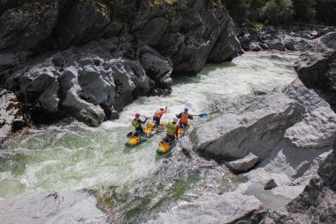  Aşırı Bashkaus nehirde rafting aşırı sporcular git thran, Rusya Federasyonu, Altay Cumhuriyeti. Temiz hava, Altay ve Siberiaough güzelliği zor türbin bir catamar hızlı