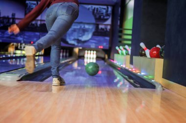 Club Bar tezgahlar kadında topu atıyor