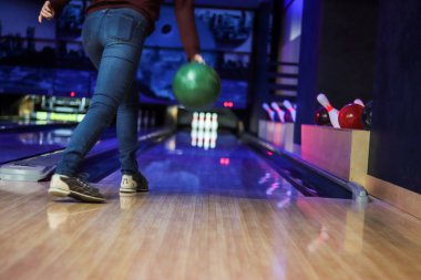Club Bar tezgahlar kadında topu atıyor