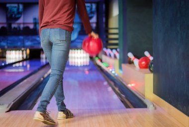 Club Bar tezgahlar kadında topu atıyor