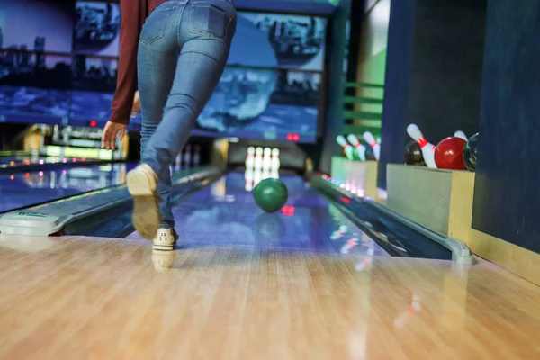 Vrouw in club voor bowling is bal gooien — Stockfoto