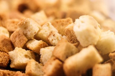 Gevrek altın taze sote kruton küpleri beyaz ekmek sıcak kış çorbası için lezzetli bir gevrek ek olarak yaptı. Yumuşak odak