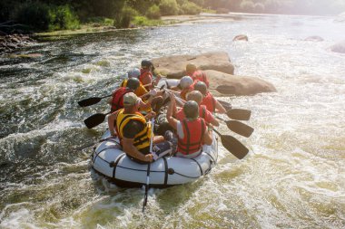 Grup etkinliği rafting Güney Bug Nehri Ukrayna su zevk maceraperest. Nehir onun doğal doğa görünümü için popüler.