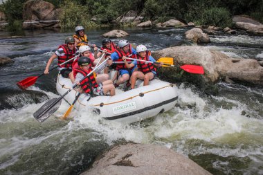 Mygiya / Ukrayna - 22 Temmuz 2018: Grup erkekler ve kadınlar, su aktivitesi Nehri'nde rafting tadını çıkarın. Pivdennyi Buh nehirde rafting