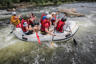 Mygiya / Ukrayna - 22 Temmuz 2018: Grup erkekler ve kadınlar, su aktivitesi Nehri'nde rafting tadını çıkarın. Pivdennyi Buh nehirde rafting