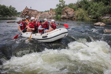 Mygiya / Ukrayna - 22 Temmuz 2018: Grup erkekler ve kadınlar, su aktivitesi Nehri'nde rafting tadını çıkarın. Pivdennyi Buh nehirde rafting