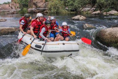 Mygiya / Ukrayna - 22 Temmuz 2018: Grup erkekler ve kadınlar, su aktivitesi Nehri'nde rafting tadını çıkarın. Pivdennyi Buh nehirde rafting