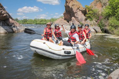 Mygiya / Ukrayna - 22 Temmuz 2018: rafting üzerinde kadın takımı. Güney Bug Nehri ile beyaz su Rafting macera Ukrayna, rafting