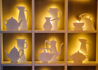 kafe iç tasarım kavramı. Bardak ve karanlık bir arka plan aydınlatılmış çaydanlıklar kıvrımlarına.