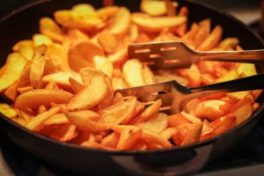 lezzetli çıtır çıtır kızarmış takozlar patates geniş açı görünümü kadar yakın bir eski metal tavada servis