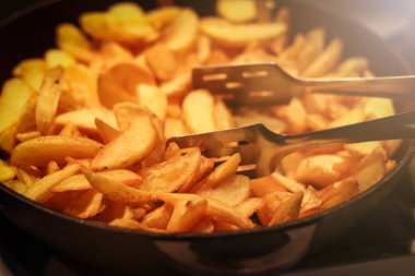 lezzetli çıtır çıtır kızarmış takozlar patates geniş açı görünümü kadar yakın bir eski metal tavada servis