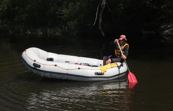 Mygiya/乌克兰-2018年7月22日: 经验丰富的导游独自在河上的白色木筏上游泳。在南布格河漂流. — 图库照片