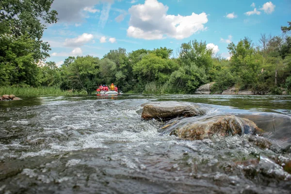 夏季的风景在河中的一个漂浮的木筏的背景下石子。夏天在河上度假. — 图库照片