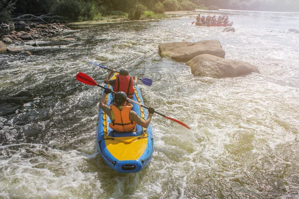 Dwa man, spływy kajakowe na rzece, ekstremalne i zabawy sportowe na atrakcję turystyczną. Rafting na rzece Bug południowy w Kijowie — Zdjęcie stockowe