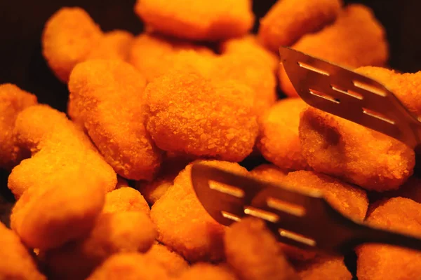 Hühnerbrust-Nuggets auf einer Pfanne. Nahaufnahme — Stockfoto