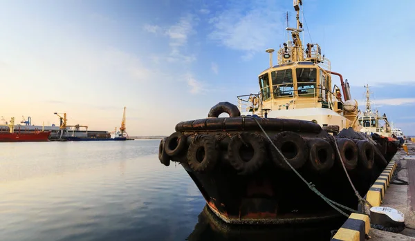 Seaport iskelede römorkör olduğunu. Panoramik manzaralı akşam bağlantı noktası. Yakın çekim. 