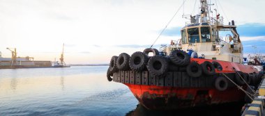  Pier deniz liman römorkör altındadır. Panoramik liman üzerinde