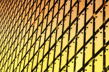 Binanın kinetik cephesi. Fırçalanmış paslanmaz çelikten metal plakalar serbestçe asılı ve rüzgarda savruluyor.