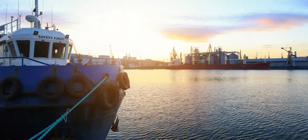 Le remorqueur est à la jetée dans le port maritime. Vue panoramique sur le port maritime — Photo