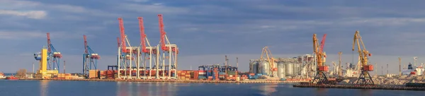 Loading grain to the ship in the port. Panoramic view of the ship, cranes, and other infrastructures of the port. — Stock Photo, Image