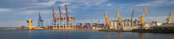 Cargando grano al barco en el puerto. Vista panorámica de la nave, grúas y otras infraestructuras del puerto . — Foto de Stock