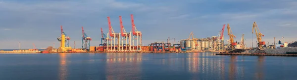 Het laden van graan tot het schip in de haven. Panoramisch uitzicht op het schip, kranen en andere infrastructuur van de haven. — Stockfoto