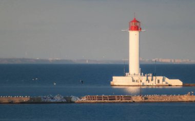 akşam karanlık gökyüzü ve deniz arka planı beyaz deniz feneri.