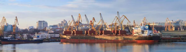 Het laden van graan tot het schip in de haven. Panoramisch uitzicht op de shi — Stockfoto