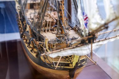 Kalyon modeli detay tahtadan yapılmış. Hobi örnek olarak kullanışlıdır. HMS leopar 1790 Kraliyet Donanması bir 50-silah Portland sınıf dördüncü oranı oldu.