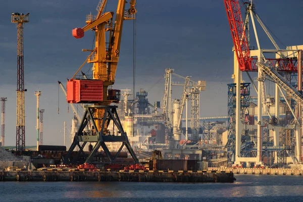 Levage de grues à cargaison, navires et sèche-grain dans le port maritime d'Odessa, mer Noire, Ukraine — Photo