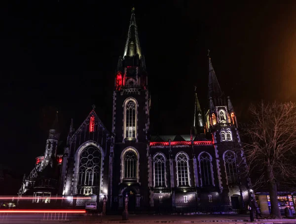 Vista noturna Bela catedral católica no fundo. Igreja dos Santos. Olha e Elizabeth em Lviv, Ucrânia — Fotografia de Stock