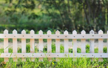 beyaz çit ve bulanık arka plan ile güzel yeşil bahçe