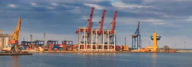 Kaldırma kargo Vinçler, gemi ve deniz Odessa Port, Karadeniz, Ukrayna içinde Tahıl kurutucular