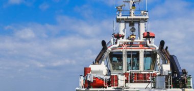 Gemide Kaptan Köprüsü. Tug deniz limanının iskelesinde. Panoramik manzara.