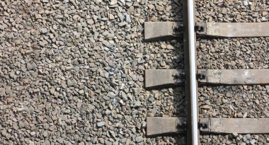 Eski demiryolu pistinde yakın çekim parçası. Yukarıdan görüntüle. Arka plan navlun taşımacılığı. 