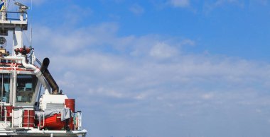 Gemide Kaptan Köprüsü. Tug deniz limanının iskelesinde. Panoramik manzara.