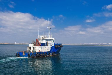açık denizde gemi çekme, römorkör yelkenli deniz su gökyüzü mavi. Liman Odessa, Ukrayna