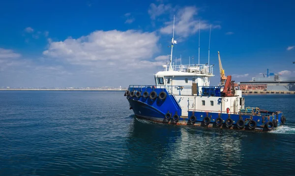 Remolcador en mar abierto, remolcador azul navegando sobre agua de mar contra el cielo. Puerto marítimo de Odessa, Ucrania — Foto de Stock