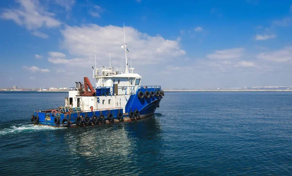 Remolcador en mar abierto, remolcador azul navegando sobre agua de mar contra el cielo. Puerto marítimo de Odessa, Ucrania — Foto de Stock